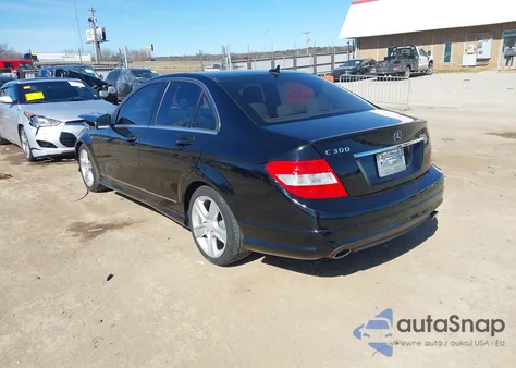 2010 Mercedes-Benz C 300 Sport z USA, uszkodzony, nr VIN WDDGF5EB7AR091873